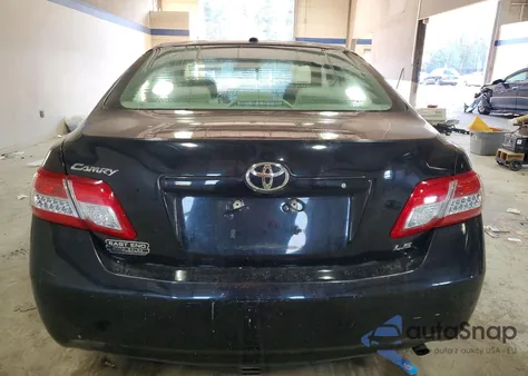 2010 Toyota Camry Base z USA, uszkodzony, nr VIN 4T1BF3EK7AU014034